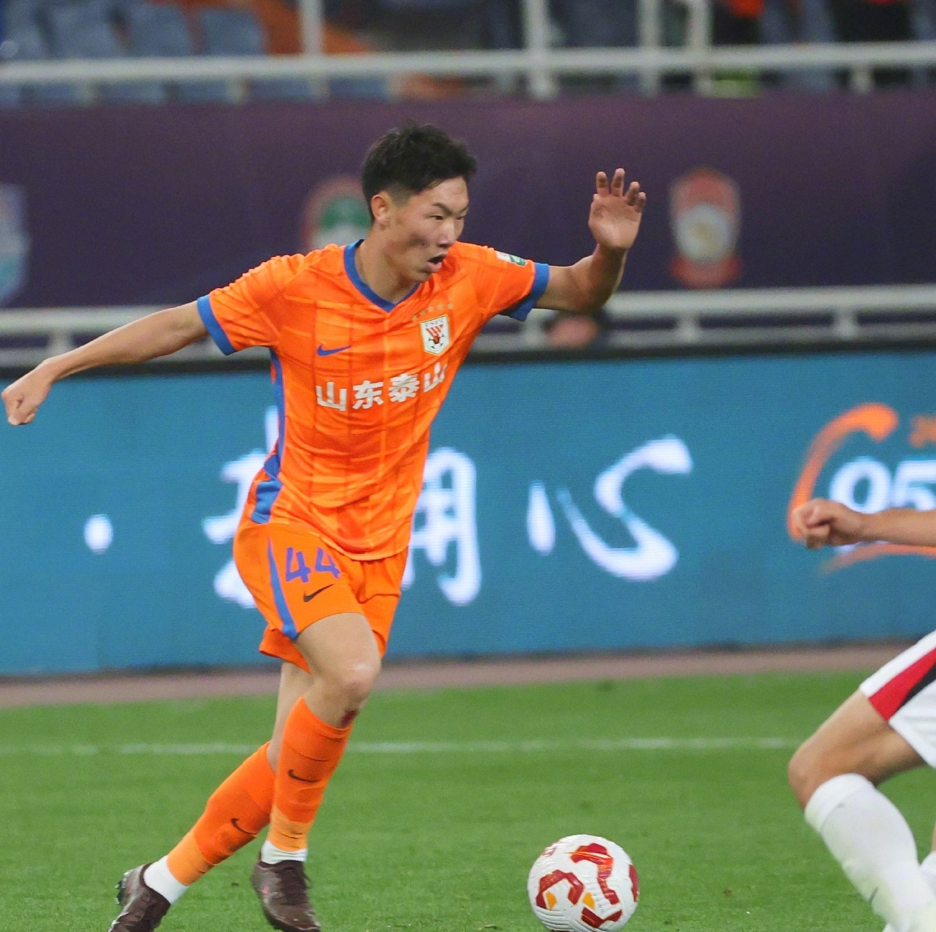 关于转会期山东泰山调整名单以备欧超杯，远射贴柱环节打磨，质疑声仍在，年轻球员得到机会的信息